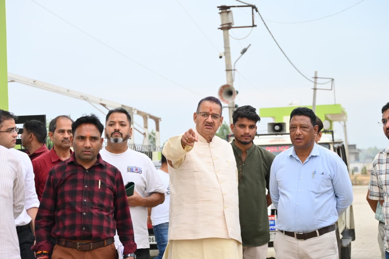 मंत्री गणेश जोशी के निरीक्षण के दौरान कार्यक्रम की हर व्यवस्था को लेकर अधिकारियों को दिए गए स्पष्ट दिशा-निर्देश।