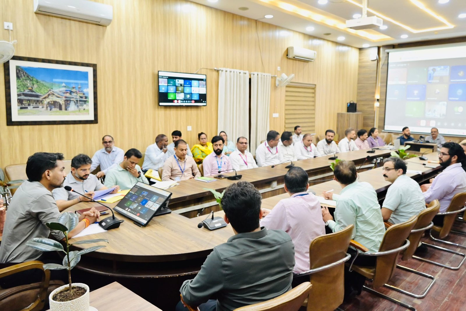 जिलाधिकारी डॉ0 आशीष चौहान की अध्यक्षता में NBFCs एवं HFCs प्रतिनिधियों के साथ बैठक आयोजित